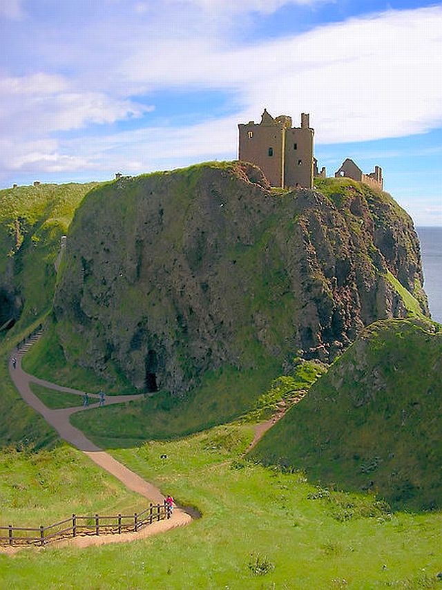 Dunnottar Castle, Aberdeenshire - Wikimedia Commons